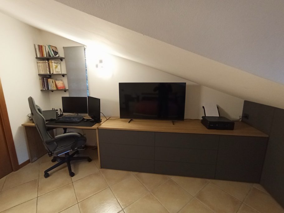 Mobili e scrivania in mansarda 