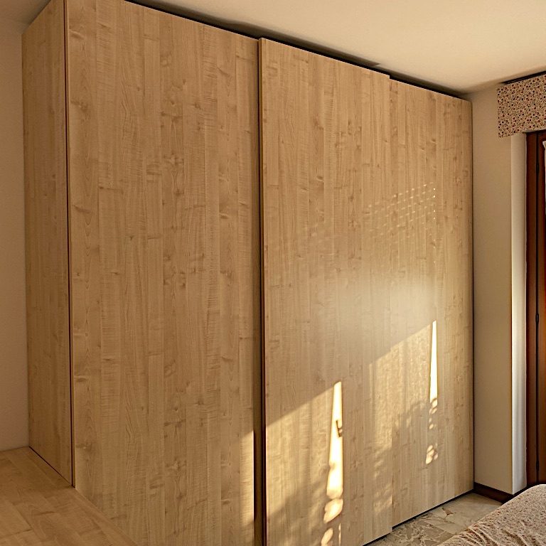 Armadio ante scorrevoli su misura 