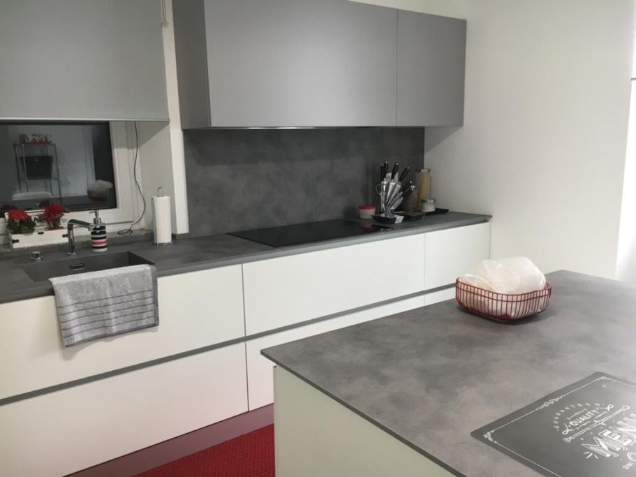 Cucina con piano cottura