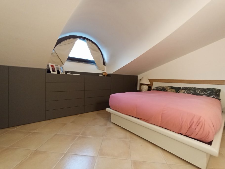 Mobili e letto mansarda