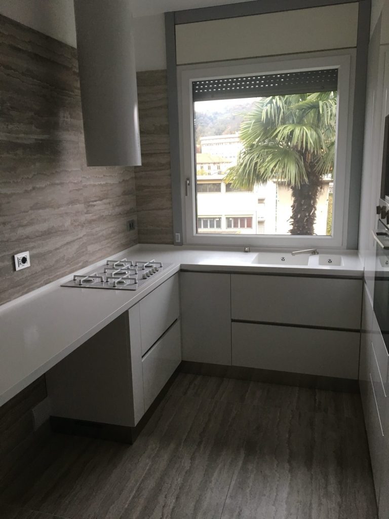 Cucina con tavolo