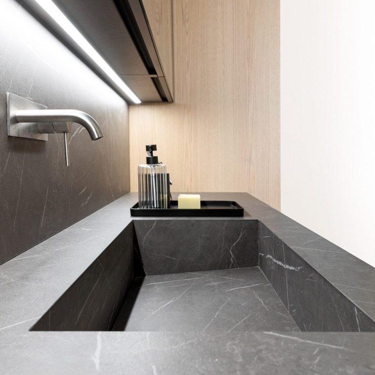 Piano bagno con vasca integrata