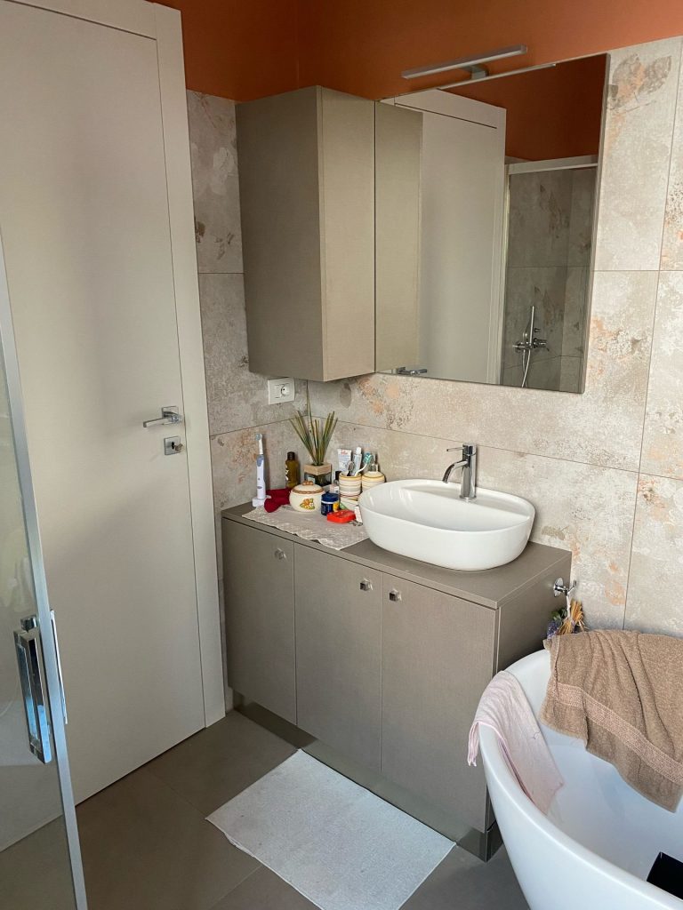 Bagno con specchiera