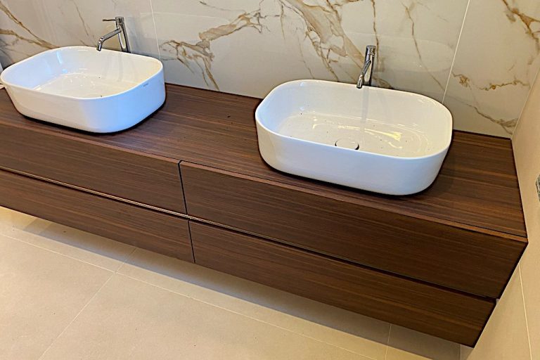 Bagno con lavabi in appoggio