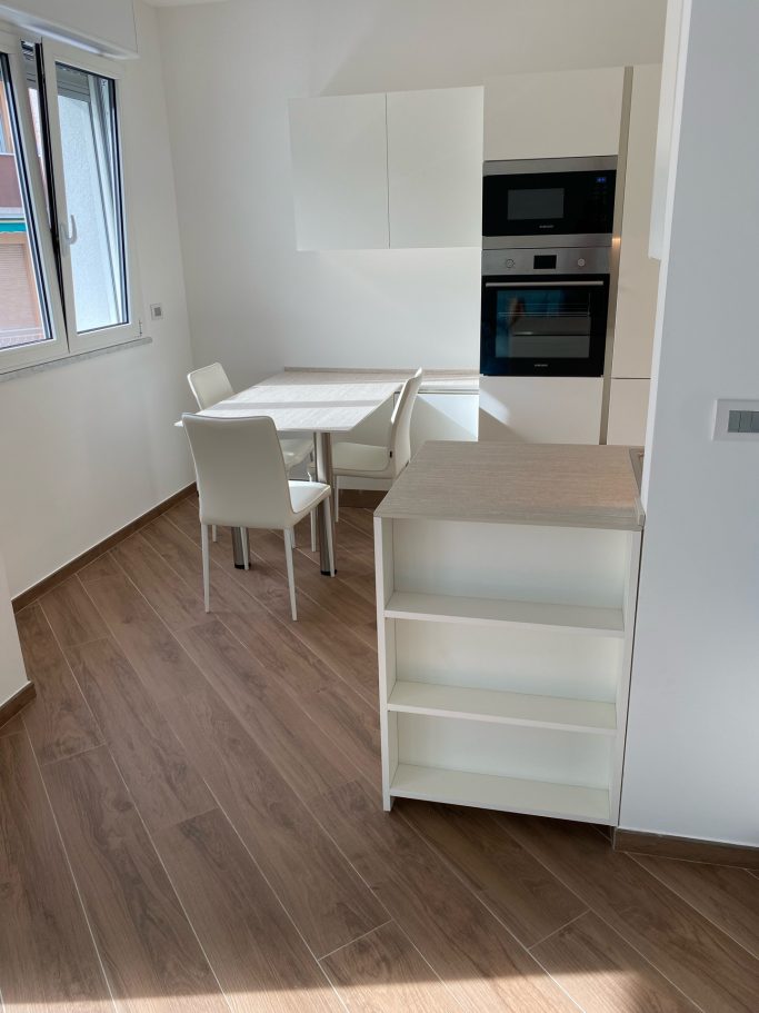 Cucina con tavolo e penisola 