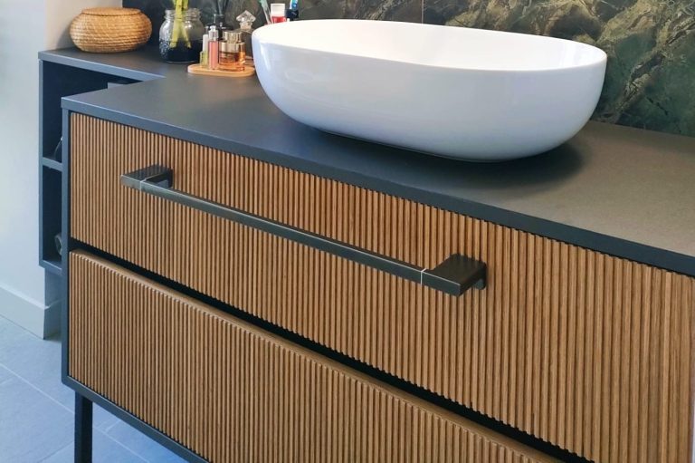 Mobile bagno con piedini