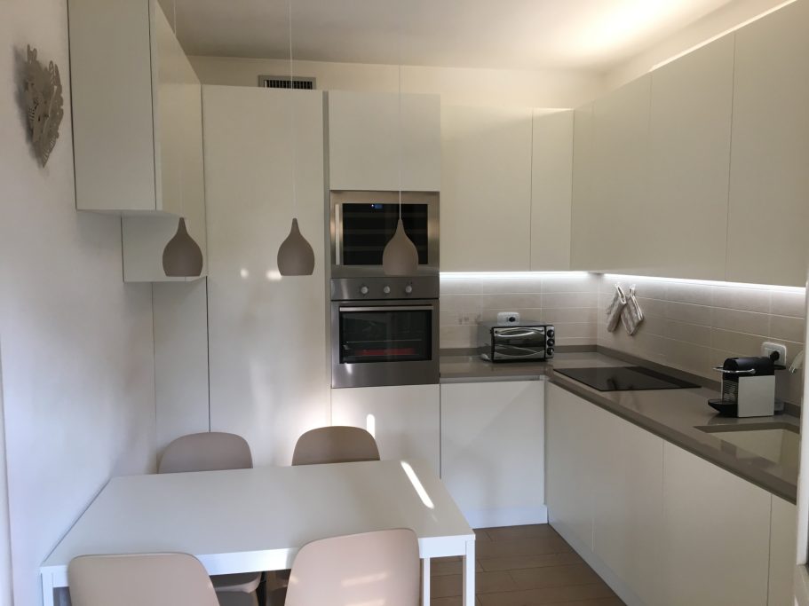 Cucina laccata ad angolo