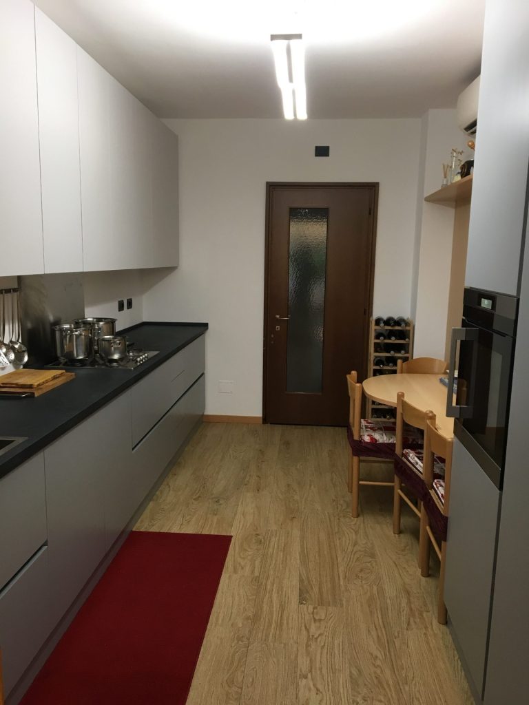 Cucina con tavolo
