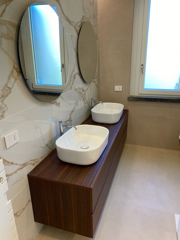 Bagno sospeso con due lavabi 