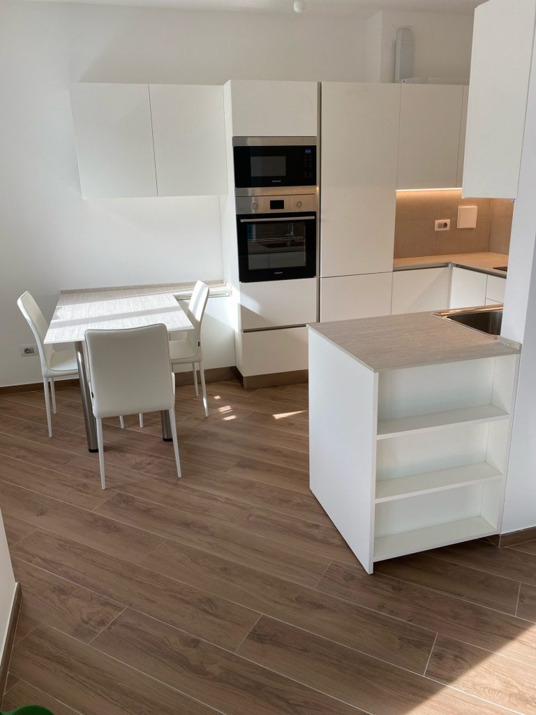 Cucina con tavolo 