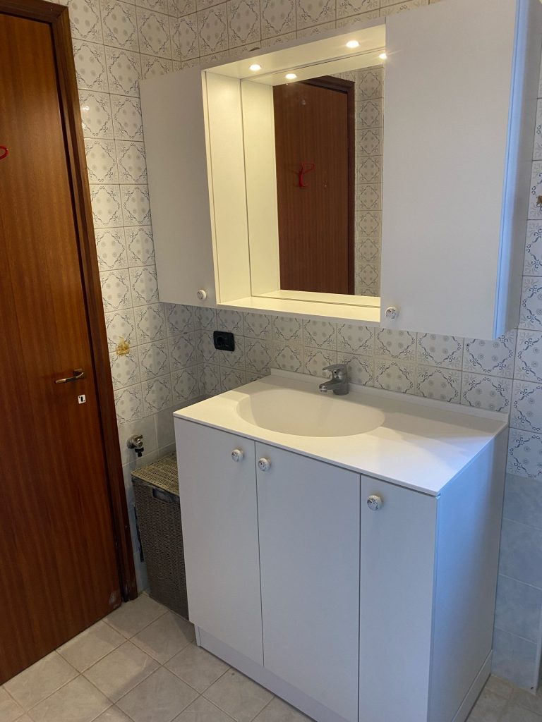 Bagno con specchiera