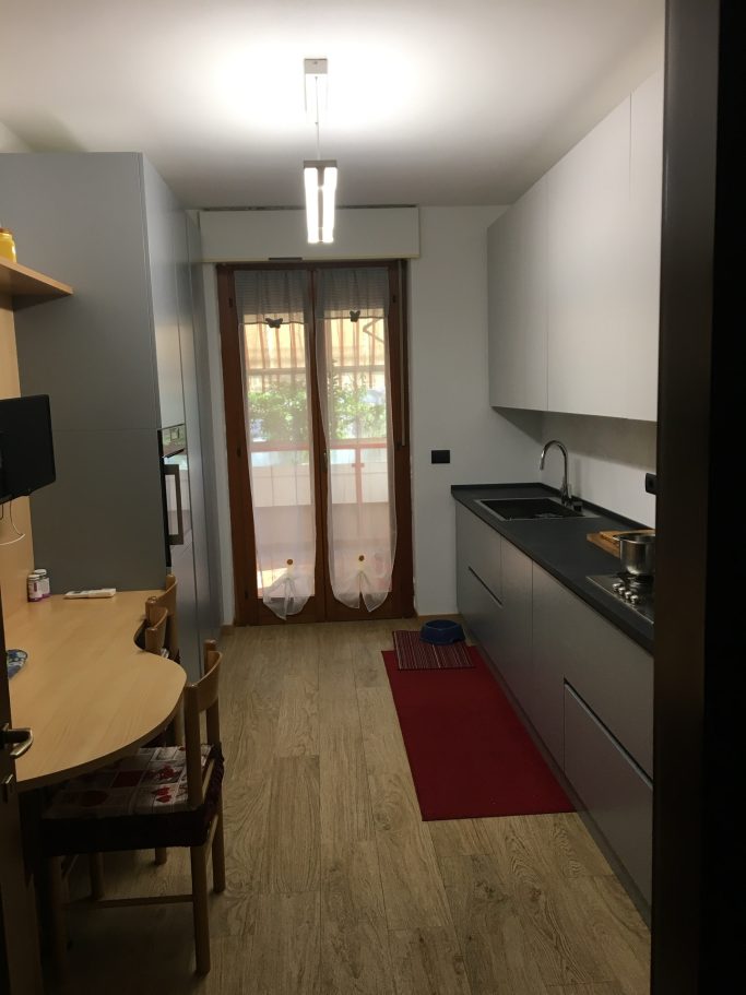 Cucina con tavolo