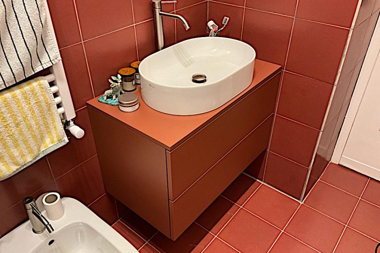 Mobile bagno con apertura push