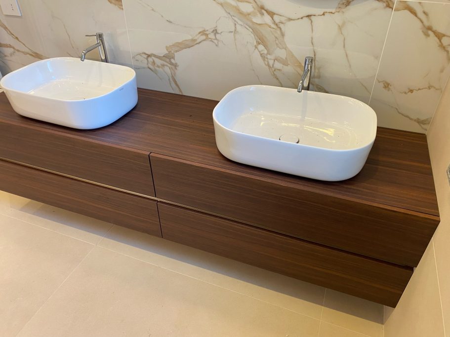 Bagno sospeso con due lavabi