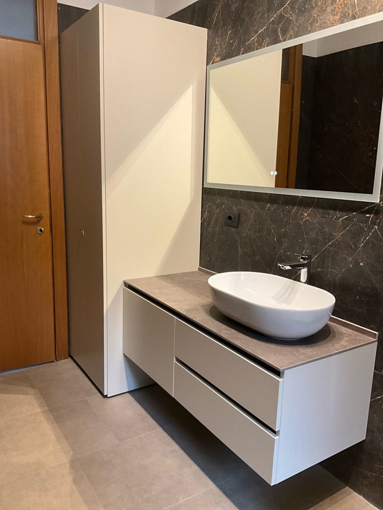 Bagno con lavanderia