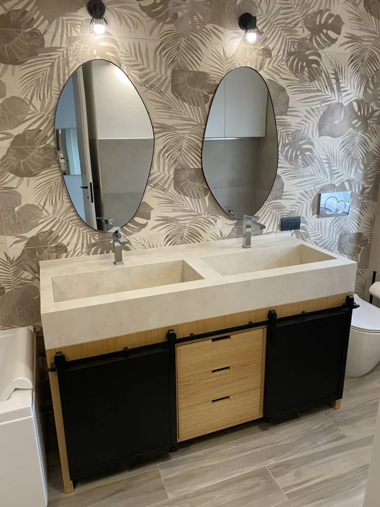 Bagno in legno con ante in ferro