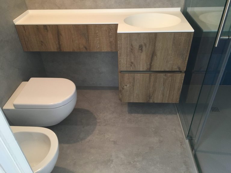 Bagno con piano in corian
