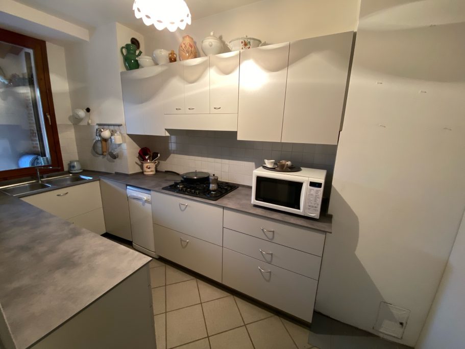 Cucina con piano cottura