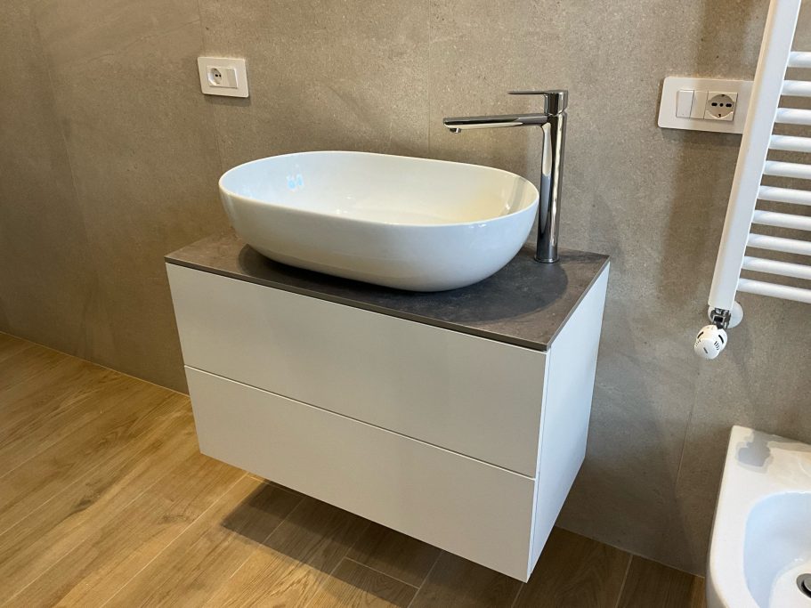 Base sospesa bagno
